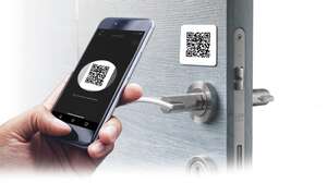 Plaque en plastique avec impression d’un QR code noir à fixe